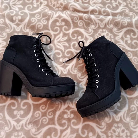 Boots size 7 - Picture 1 of 7